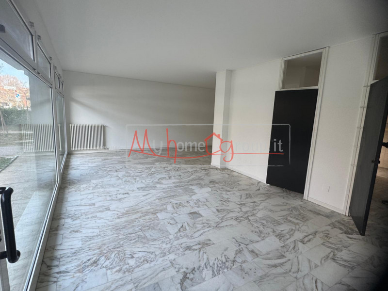 SARMEOLA di Rubano: Negozio al piano terra dagli ampi spazi, suddiviso in diversi locali, complet...