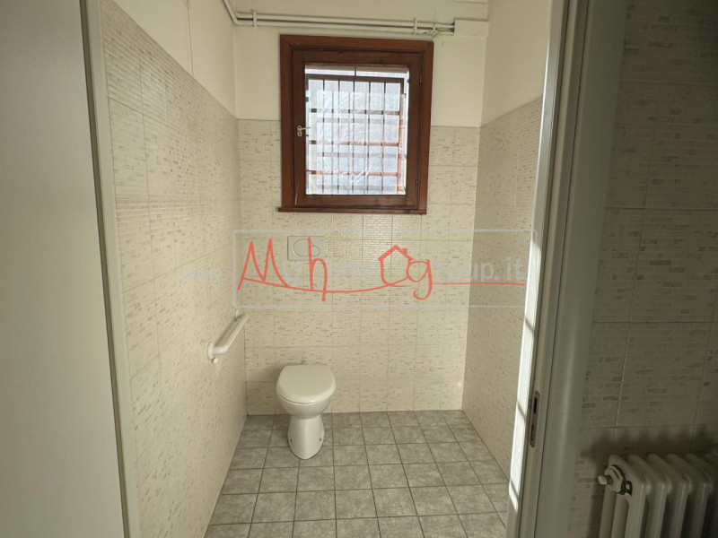 SARMEOLA di Rubano: Negozio al piano terra dagli ampi spazi, suddiviso in diversi locali, complet...