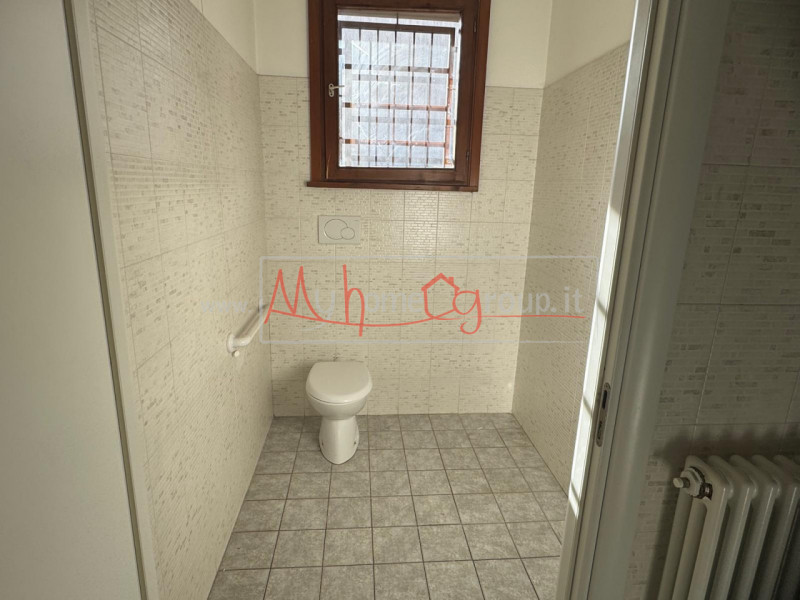 SARMEOLA di Rubano: Negozio al piano terra dagli ampi spazi, suddiviso in diversi locali, complet...