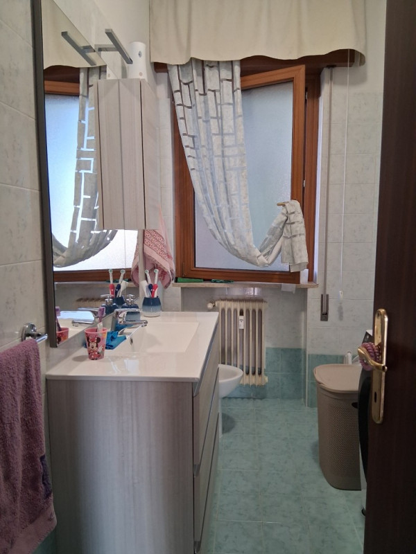 Via Meschinelli: proponiamo un ampio appartamento trilocale di 94 mq nel cuore di Vicenza, ideale...