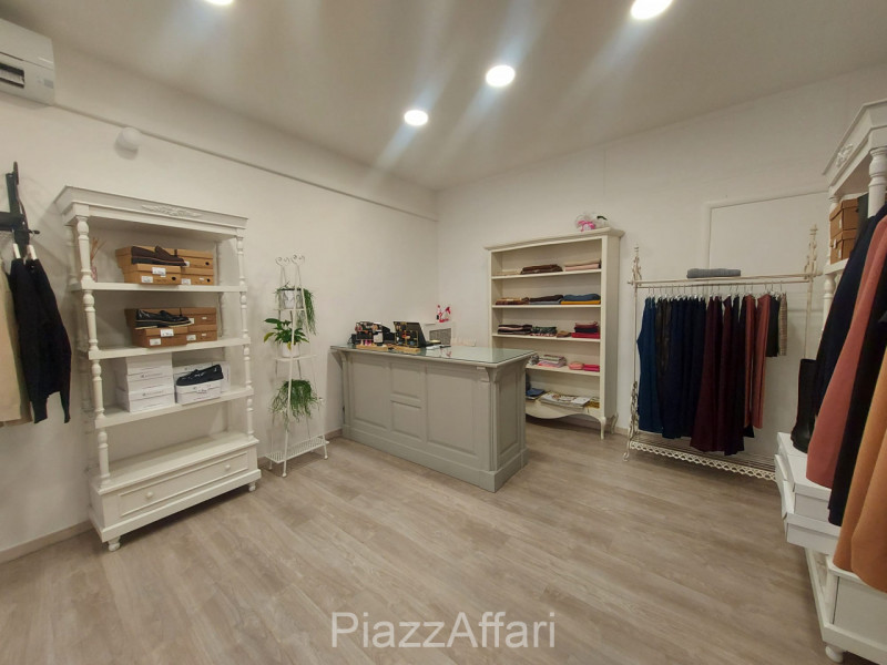 In Centro Storico a Piove di Sacco, situato strategicamente sotto al portico, proponiamo in affit...