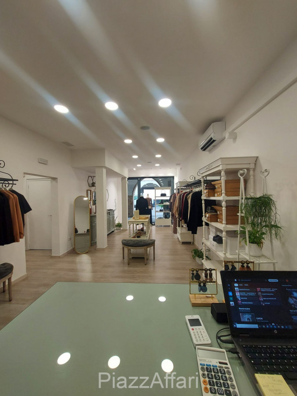 In Centro Storico a Piove di Sacco, situato strategicamente sotto al portico, proponiamo in affit...