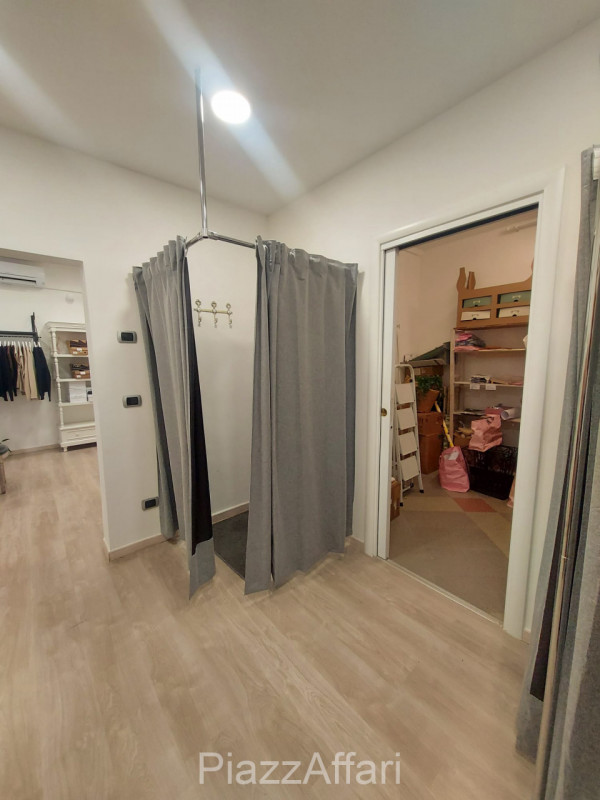 In Centro Storico a Piove di Sacco, situato strategicamente sotto al portico, proponiamo in affit...