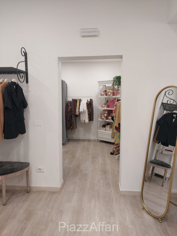 In Centro Storico a Piove di Sacco, situato strategicamente sotto al portico, proponiamo in affit...