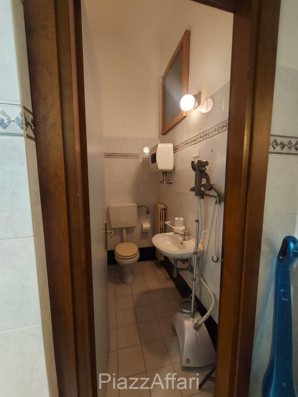 In Centro Storico a Piove di Sacco, situato strategicamente sotto al portico, proponiamo in affit...