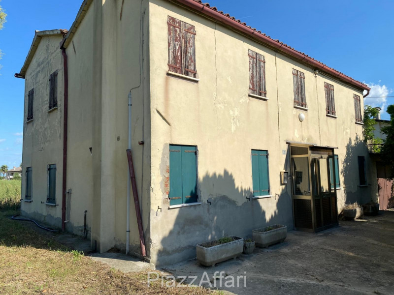 Proponiamo in vendita abitazione singola, parzialmente abitabile con annessi e terreno di pertine...
