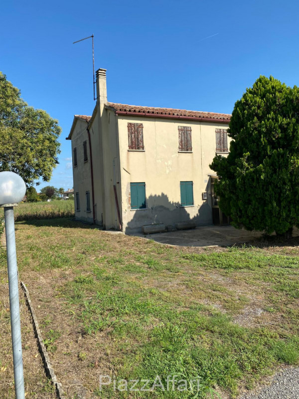 Proponiamo in vendita abitazione singola, parzialmente abitabile con annessi e terreno di pertine...