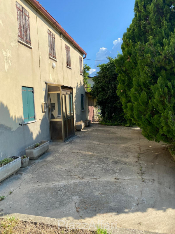 Proponiamo in vendita abitazione singola, parzialmente abitabile con annessi e terreno di pertine...