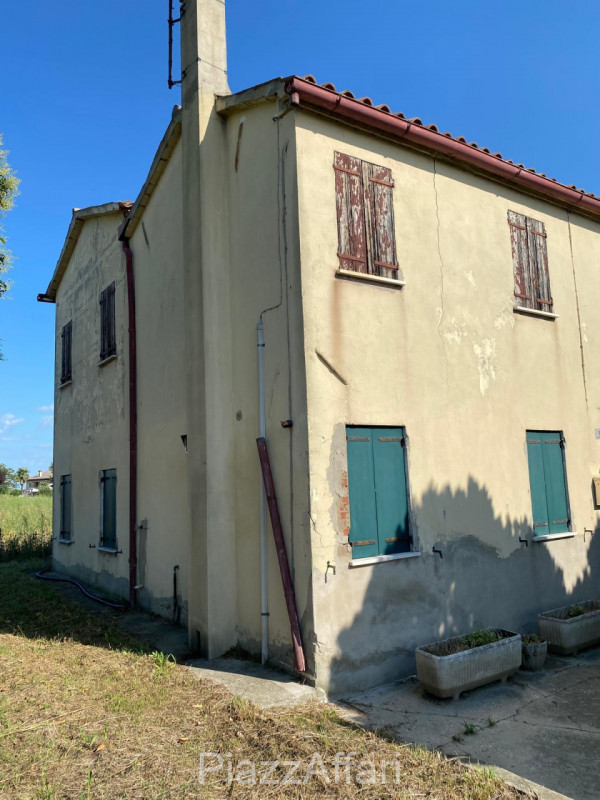 Proponiamo in vendita abitazione singola, parzialmente abitabile con annessi e terreno di pertine...