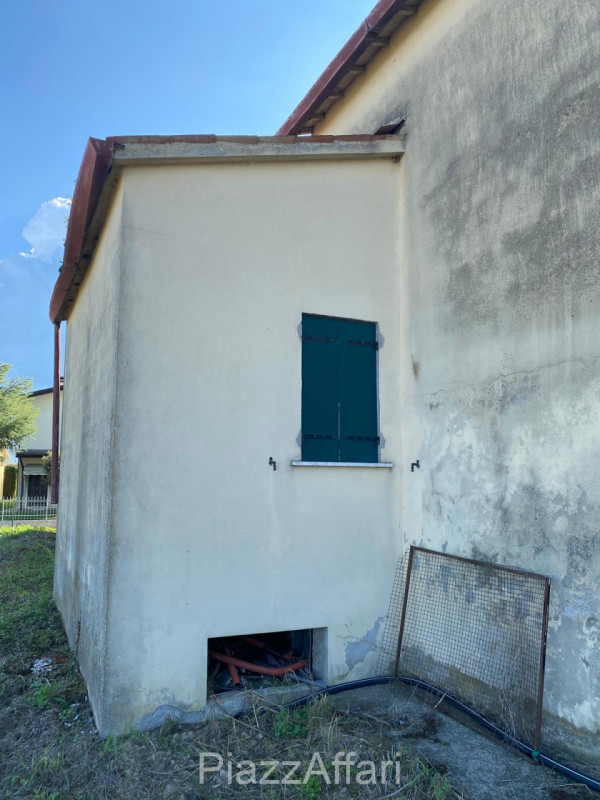 Proponiamo in vendita abitazione singola, parzialmente abitabile con annessi e terreno di pertine...