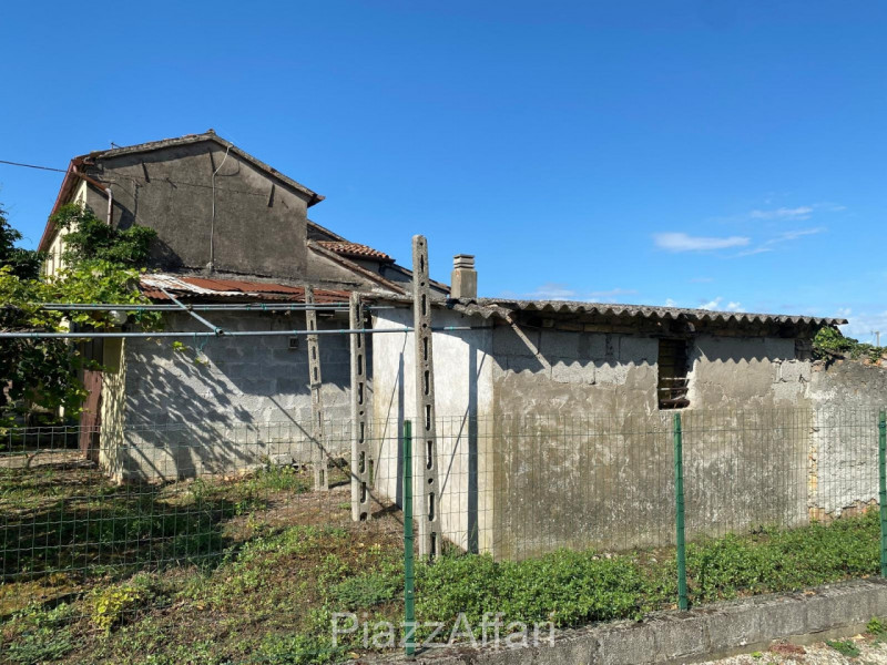 Proponiamo in vendita abitazione singola, parzialmente abitabile con annessi e terreno di pertine...