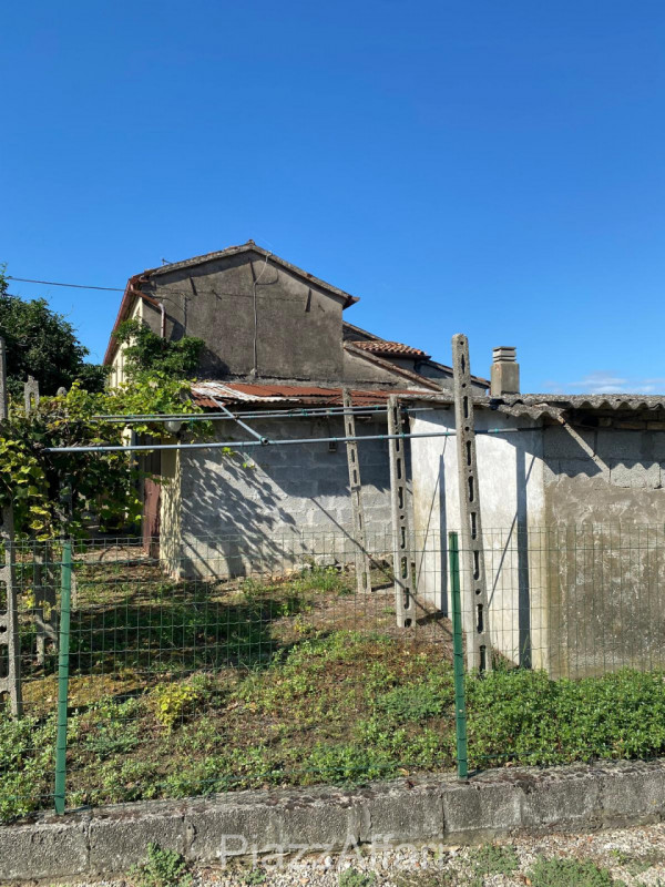 Proponiamo in vendita abitazione singola, parzialmente abitabile con annessi e terreno di pertine...