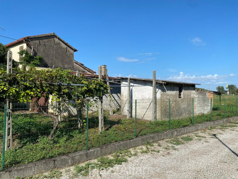 Proponiamo in vendita abitazione singola, parzialmente abitabile con annessi e terreno di pertine...