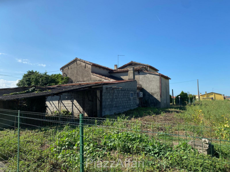 Proponiamo in vendita abitazione singola, parzialmente abitabile con annessi e terreno di pertine...