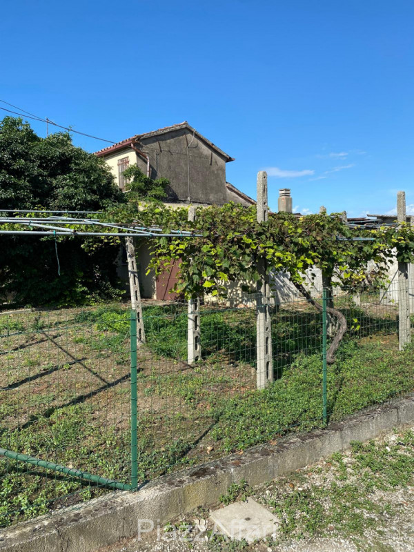 Proponiamo in vendita abitazione singola, parzialmente abitabile con annessi e terreno di pertine...