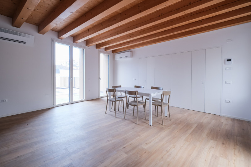 A due passi dalle vie centro storico in Piazzale Giusti, proponiamo in locazione un elegante appa...