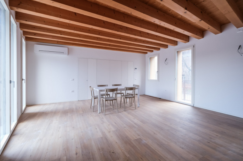 A due passi dalle vie centro storico in Piazzale Giusti, proponiamo in locazione un elegante appa...
