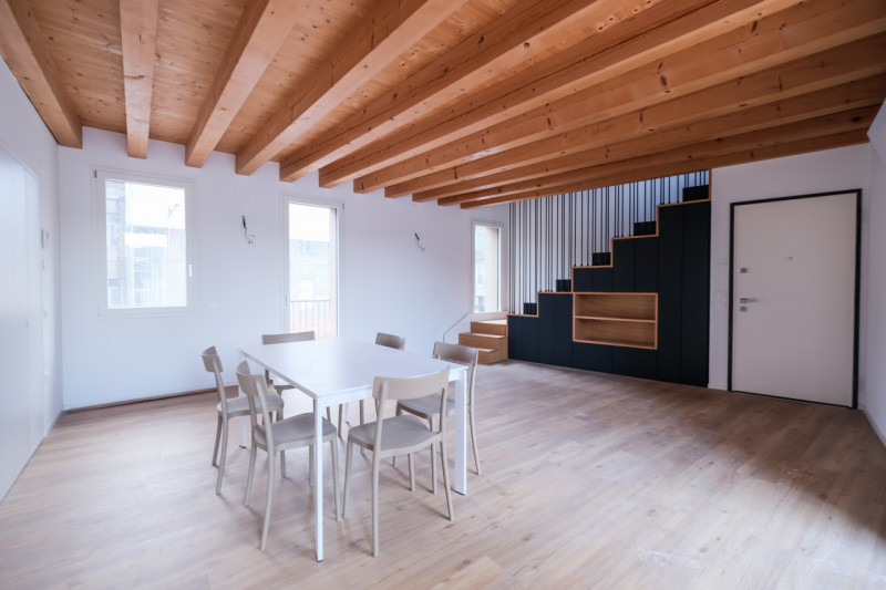 A due passi dalle vie centro storico in Piazzale Giusti, proponiamo in locazione un elegante appa...