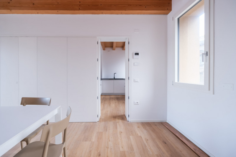 A due passi dalle vie centro storico in Piazzale Giusti, proponiamo in locazione un elegante appa...