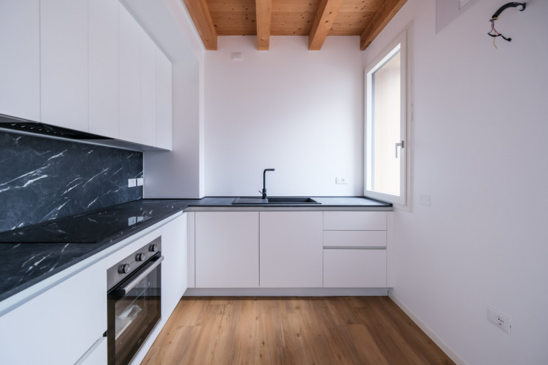 A due passi dalle vie centro storico in Piazzale Giusti, proponiamo in locazione un elegante appa...