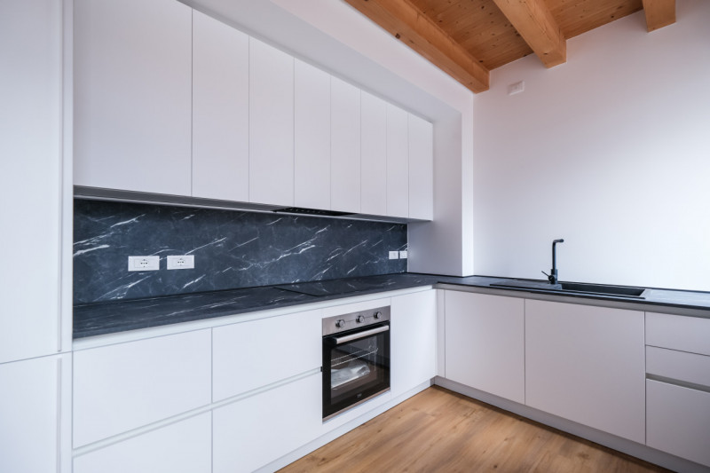 A due passi dalle vie centro storico in Piazzale Giusti, proponiamo in locazione un elegante appa...