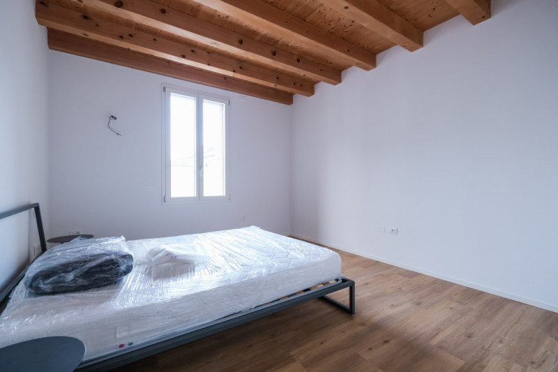 A due passi dalle vie centro storico in Piazzale Giusti, proponiamo in locazione un elegante appa...