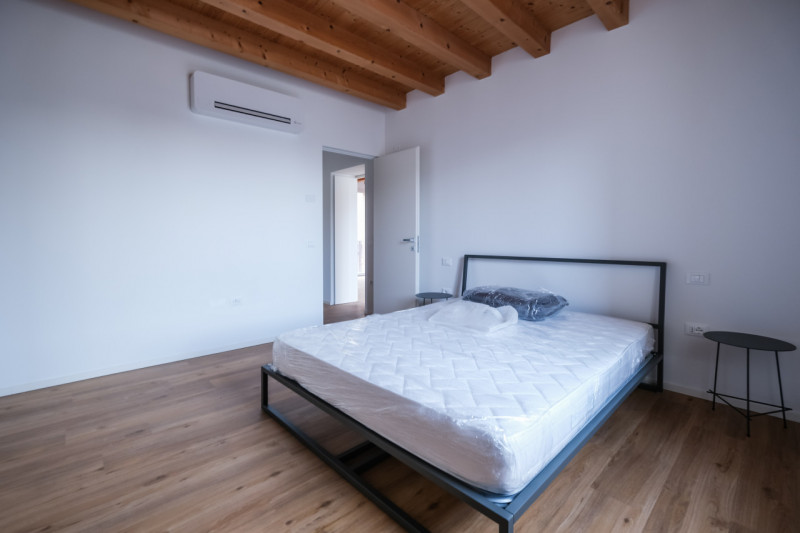 A due passi dalle vie centro storico in Piazzale Giusti, proponiamo in locazione un elegante appa...