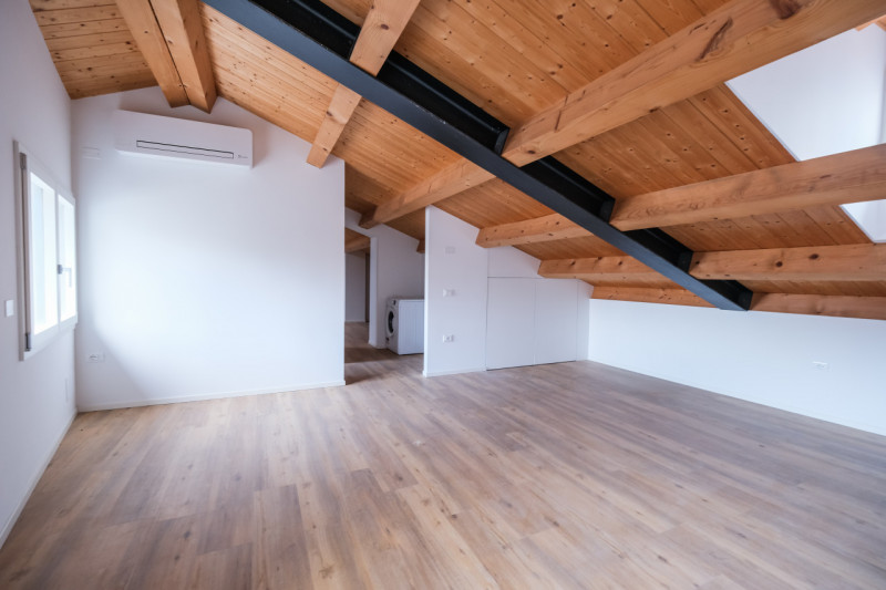 A due passi dalle vie centro storico in Piazzale Giusti, proponiamo in locazione un elegante appa...