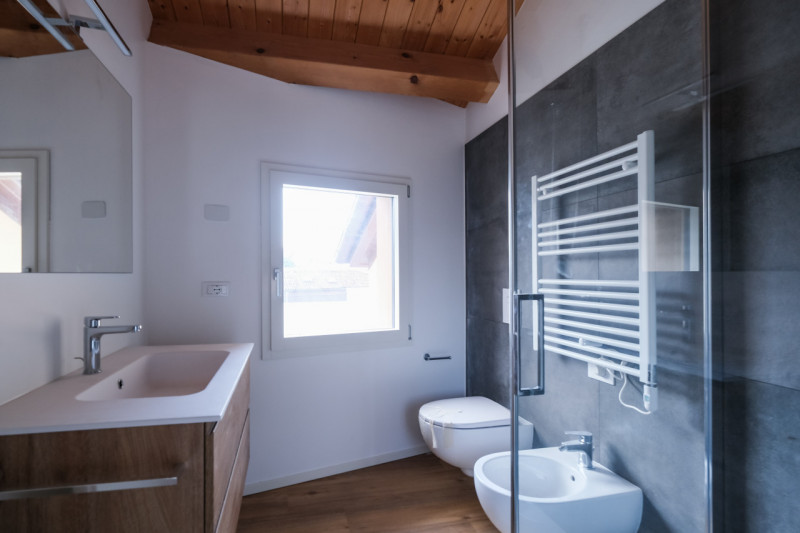 A due passi dalle vie centro storico in Piazzale Giusti, proponiamo in locazione un elegante appa...