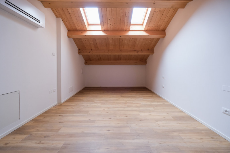 A due passi dalle vie centro storico in Piazzale Giusti, proponiamo in locazione un elegante appa...