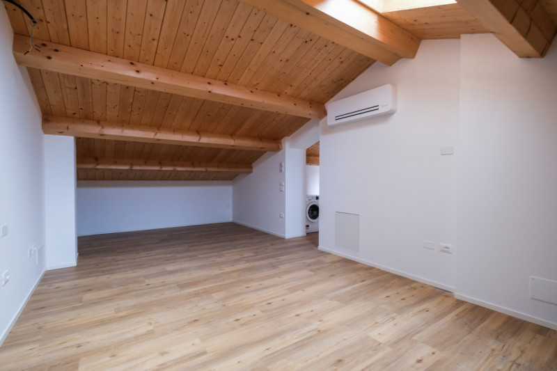 A due passi dalle vie centro storico in Piazzale Giusti, proponiamo in locazione un elegante appa...