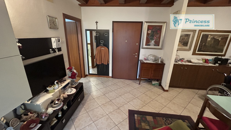 Nel centro storico di Schio, proponiamo in vendita un affascinante mini appartamento situato all'...