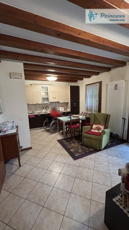 Nel centro storico di Schio, proponiamo in vendita un affascinante mini appartamento situato all'...