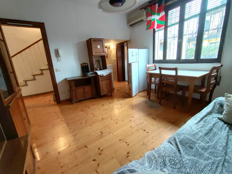 Proponiamo in vendita una casa a schiera di testa situata nella tranquilla e apprezzata zona di B...