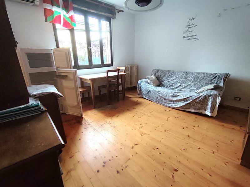 Proponiamo in vendita una casa a schiera di testa situata nella tranquilla e apprezzata zona di B...