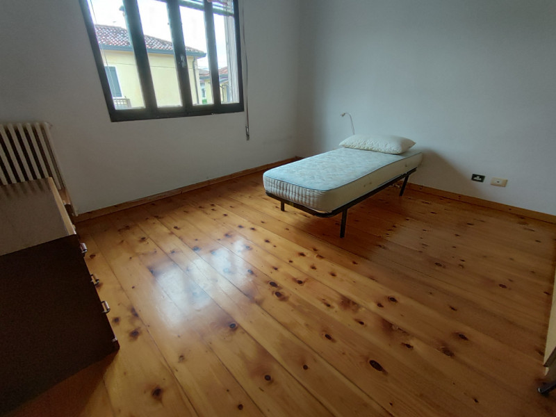 Proponiamo in vendita una casa a schiera di testa situata nella tranquilla e apprezzata zona di B...