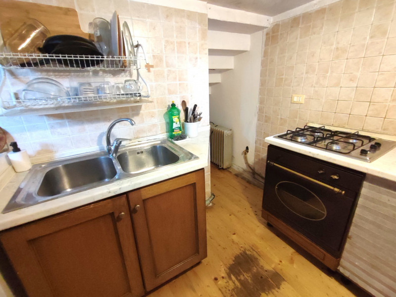 Proponiamo in vendita una casa a schiera di testa situata nella tranquilla e apprezzata zona di B...