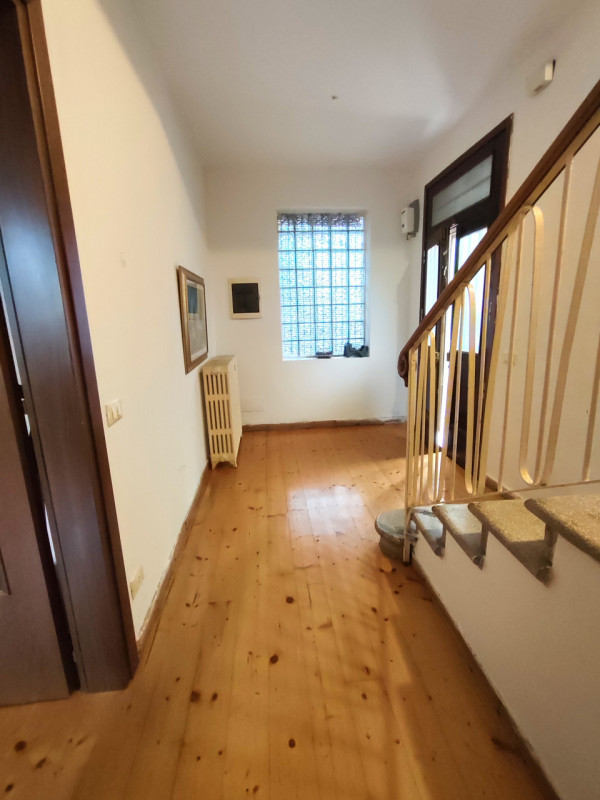 Proponiamo in vendita una casa a schiera di testa situata nella tranquilla e apprezzata zona di B...