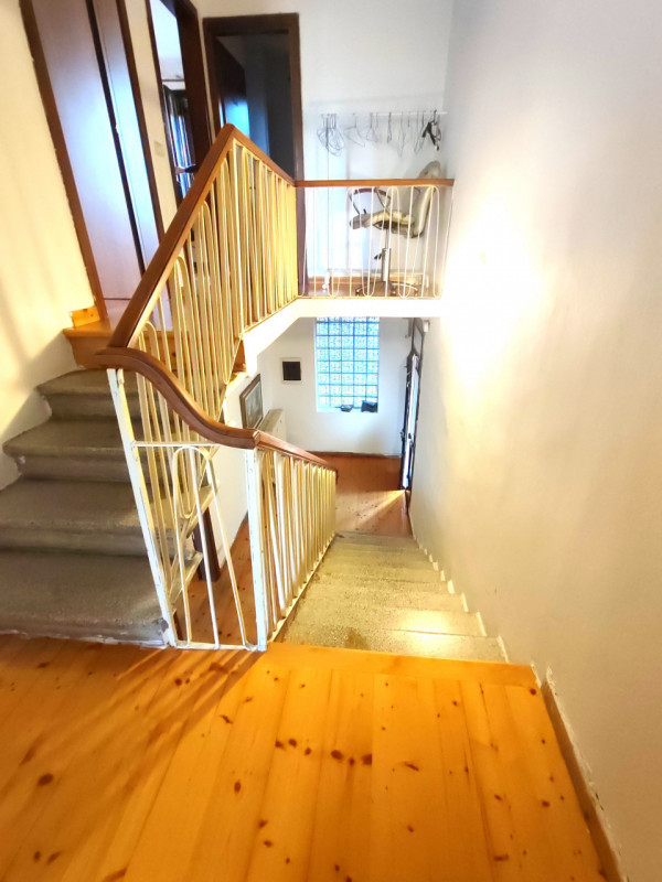 Proponiamo in vendita una casa a schiera di testa situata nella tranquilla e apprezzata zona di B...