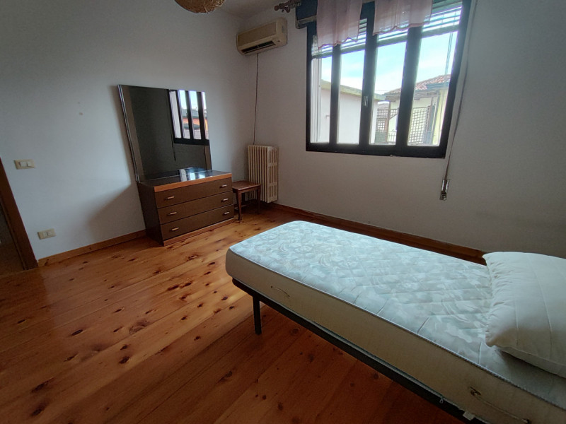 Proponiamo in vendita una casa a schiera di testa situata nella tranquilla e apprezzata zona di B...