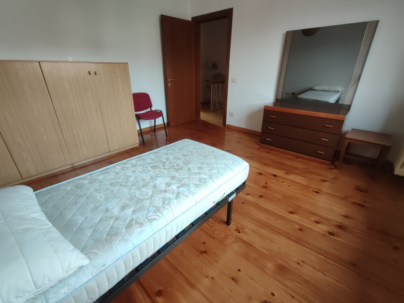 Proponiamo in vendita una casa a schiera di testa situata nella tranquilla e apprezzata zona di B...