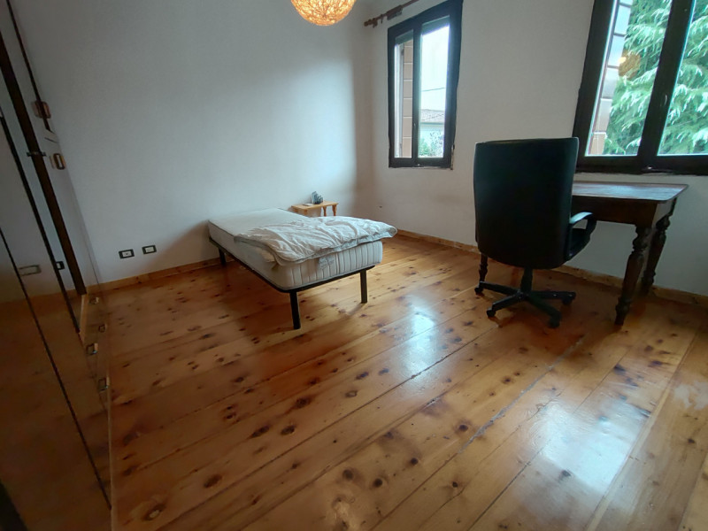 Proponiamo in vendita una casa a schiera di testa situata nella tranquilla e apprezzata zona di B...