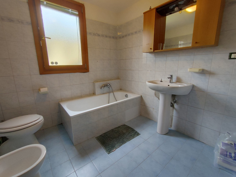 Proponiamo in vendita una casa a schiera di testa situata nella tranquilla e apprezzata zona di B...