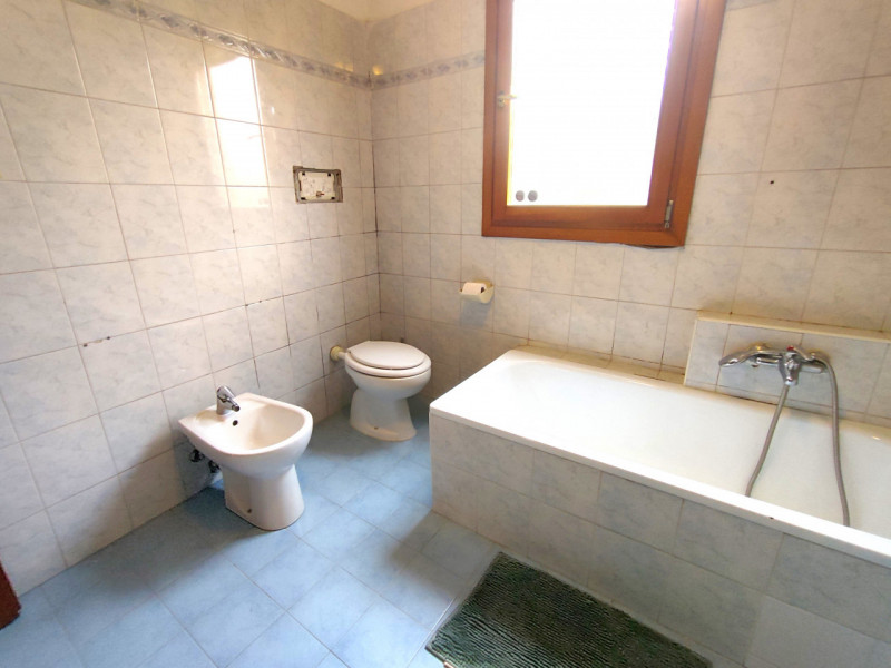 Proponiamo in vendita una casa a schiera di testa situata nella tranquilla e apprezzata zona di B...