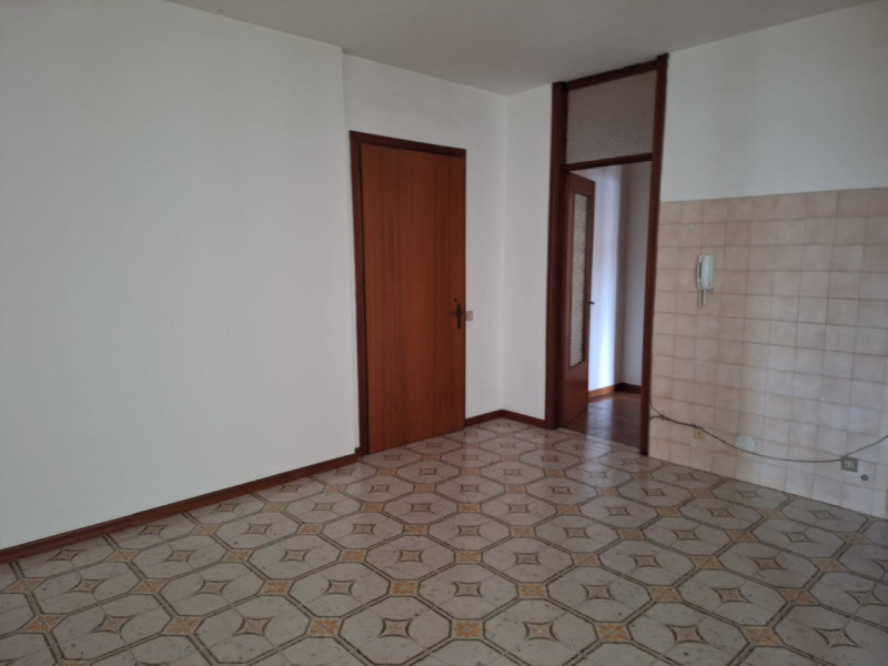 MALO: In centro storico, BILOCALE ubicato al piano primo con garage singolo e cantina. EURO 75.00...