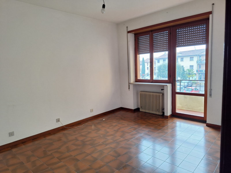 MALO: In centro storico, BILOCALE ubicato al piano primo con garage singolo e cantina. EURO 75.00...