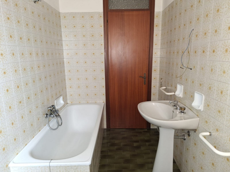 MALO: In centro storico, BILOCALE ubicato al piano primo con garage singolo e cantina. EURO 75.00...