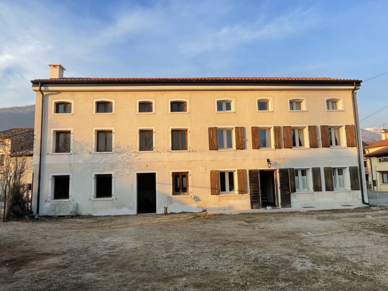 NOSTRA ESCLUSIVA: a pochi passi dalla pista di atterraggio del volo libero vicino al Garden Relai...