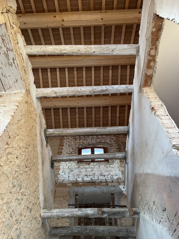 NOSTRA ESCLUSIVA: a pochi passi dalla pista di atterraggio del volo libero vicino al Garden Relai...