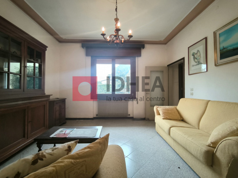 PREGANZIOL: FRESCADA

Inserito in piacevole contesto residenziale, nel cuore di Frescada, proponi...